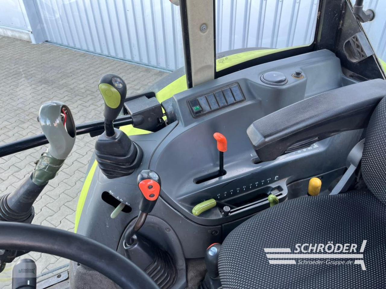 Traktor типа CLAAS AXOS 330 CX, Gebrauchtmaschine в Scharrel (Фотография 12)