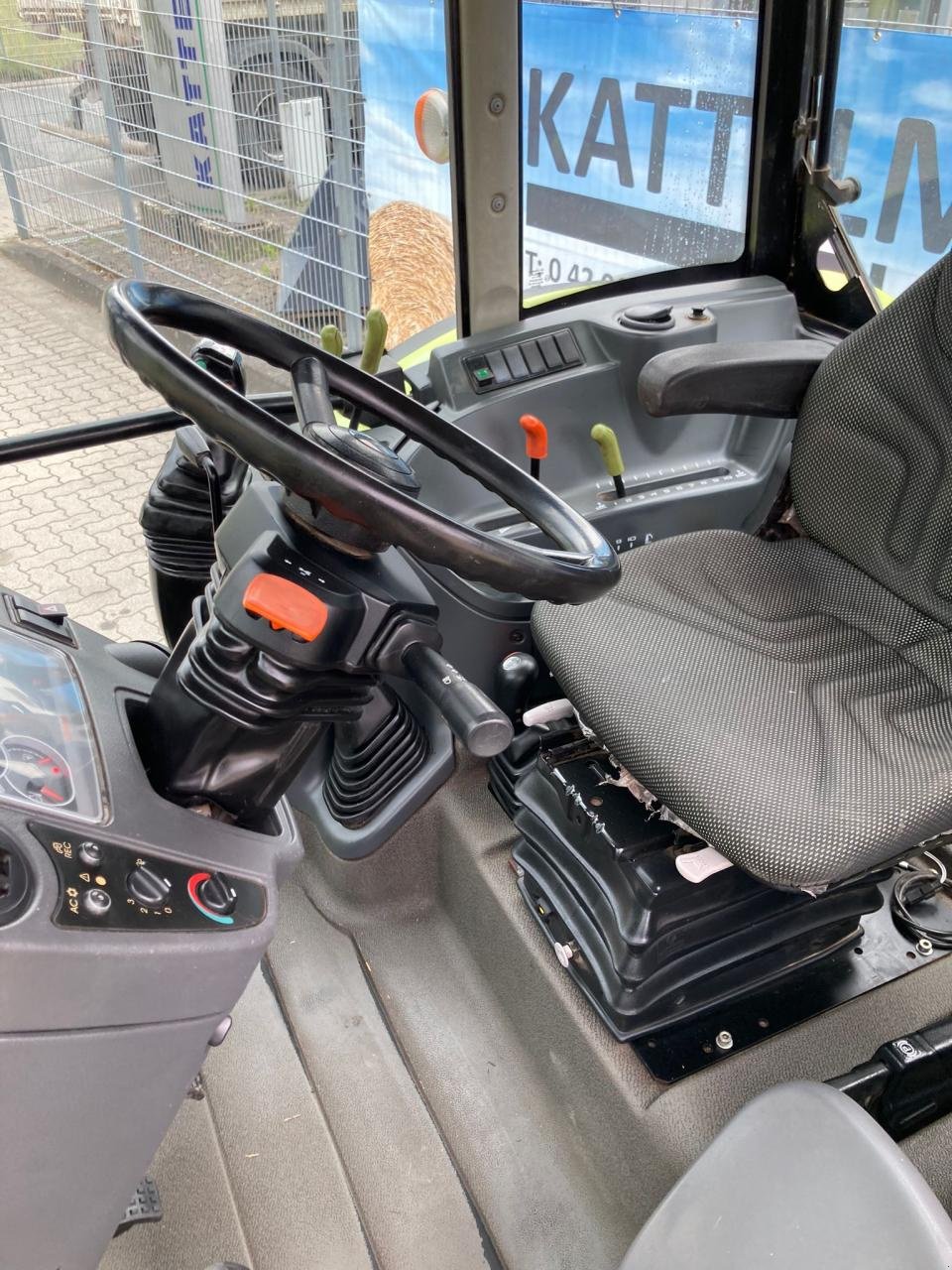 Traktor des Typs CLAAS Axos 330 CX, Gebrauchtmaschine in Stuhr (Bild 6)