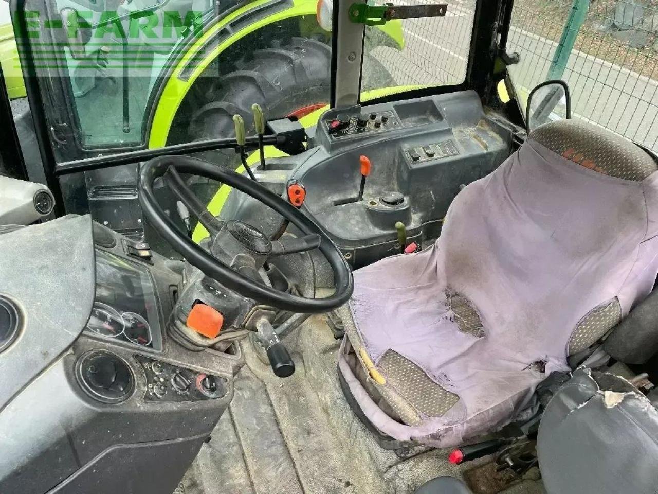 Traktor typu CLAAS axos 330, Gebrauchtmaschine v SAINTE-GENEVIÈVE-SUR-ARGENCE (Obrázek 3)