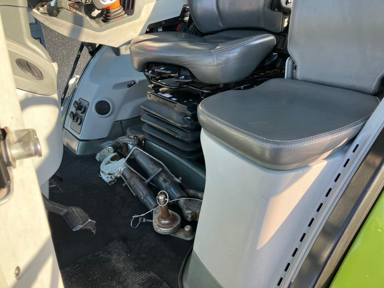 Traktor типа CLAAS CLAAS AXION 870, Gebrauchtmaschine в Brønderslev (Фотография 14)