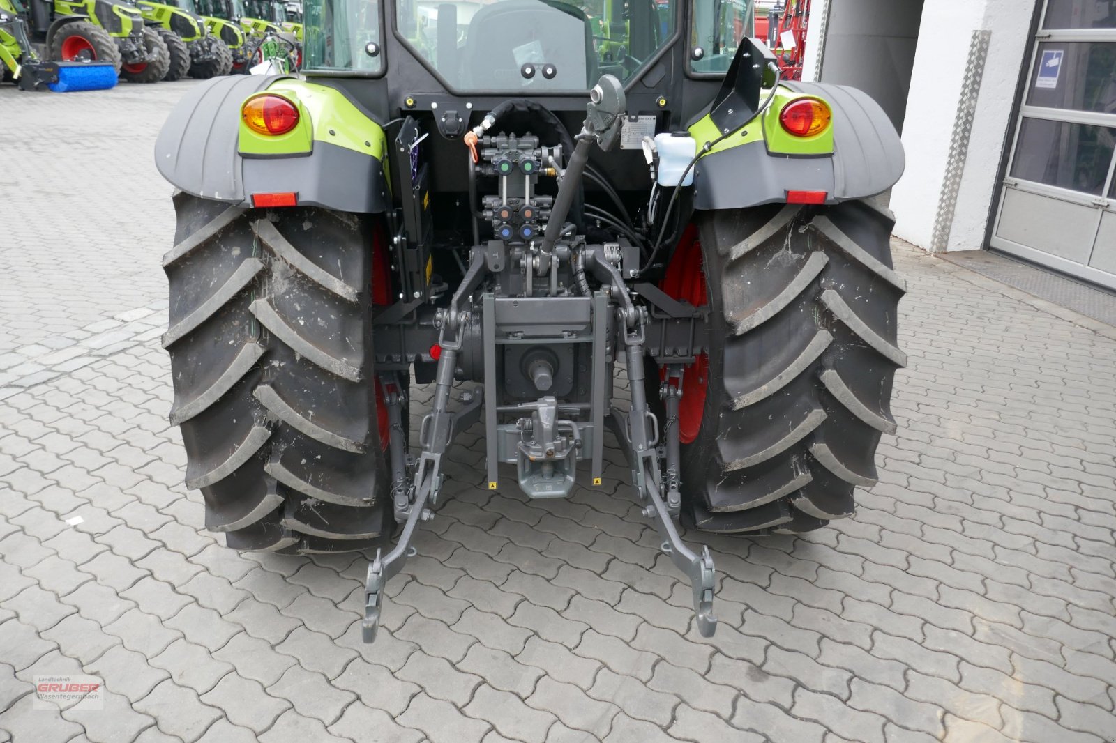 Traktor des Typs CLAAS Elios 210 C, Neumaschine in Dorfen (Bild 8)