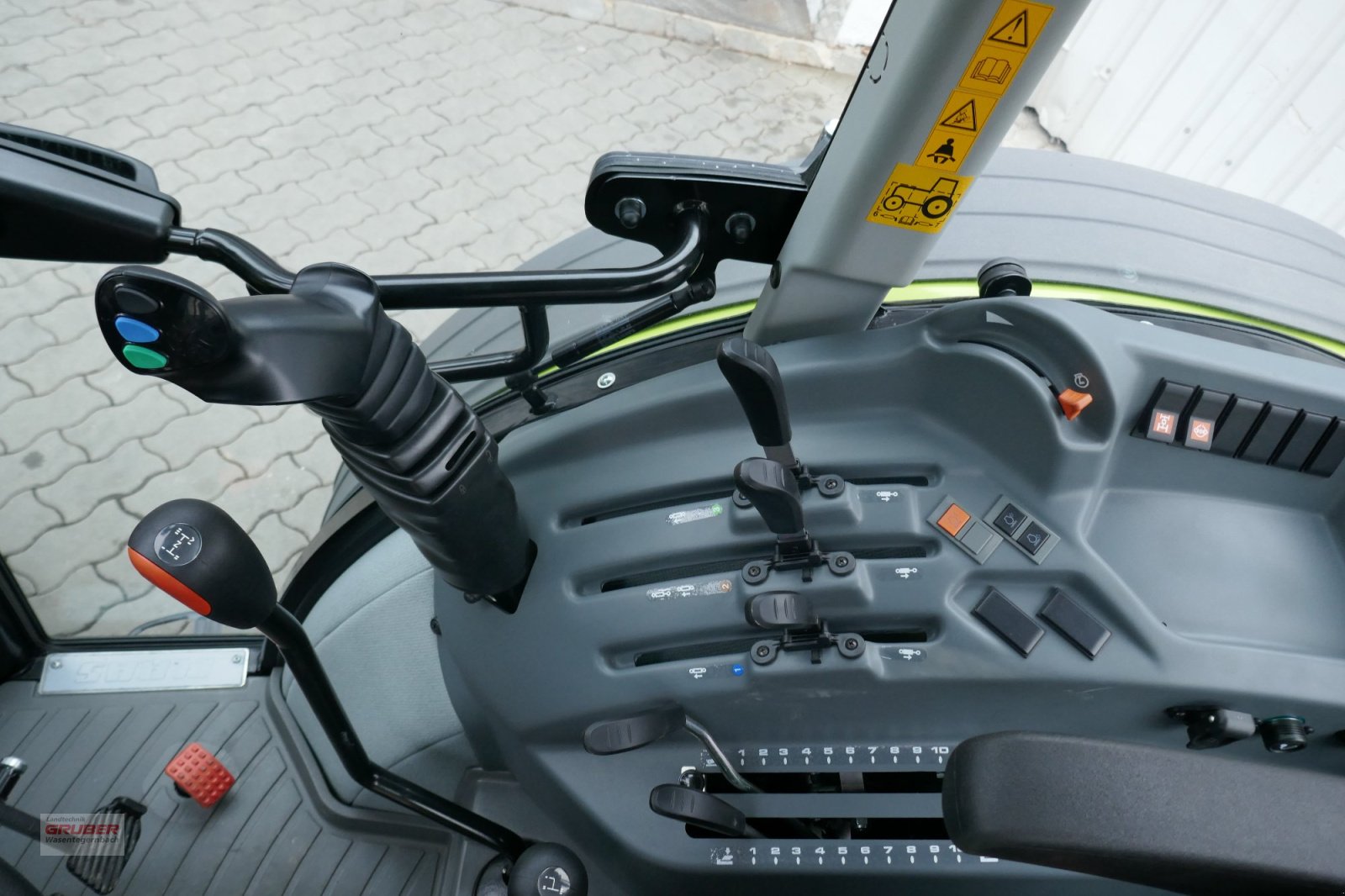 Traktor des Typs CLAAS Elios 210 C, Neumaschine in Dorfen (Bild 11)