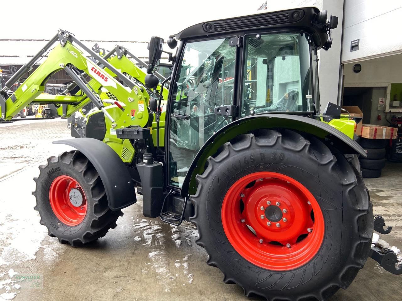 Traktor van het type CLAAS ELIOS 210 Classic mit Frontlader FL60e, Beifahrersitz optional, Neumaschine in Geiselhöring (Foto 8)