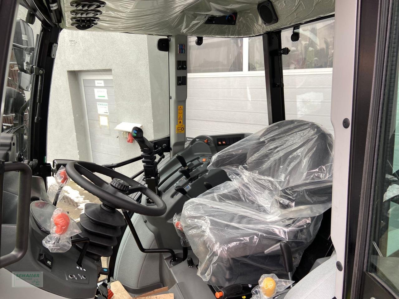 Traktor van het type CLAAS ELIOS 210 Classic mit Frontlader FL60e, Beifahrersitz optional, Neumaschine in Geiselhöring (Foto 11)