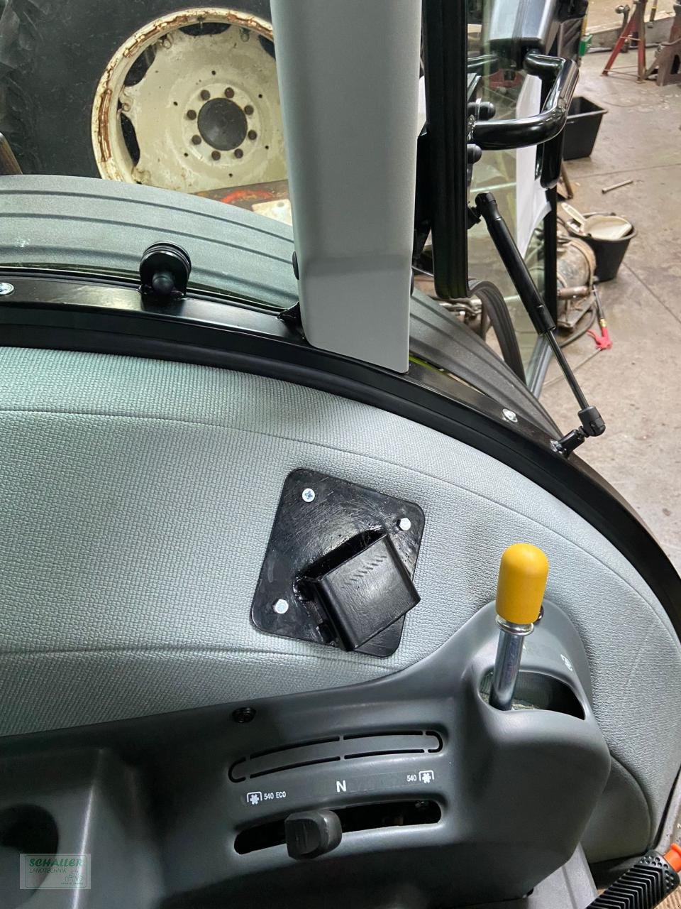 Traktor van het type CLAAS ELIOS 210 Classic mit Frontlader FL60e, Beifahrersitz optional, Neumaschine in Geiselhöring (Foto 12)