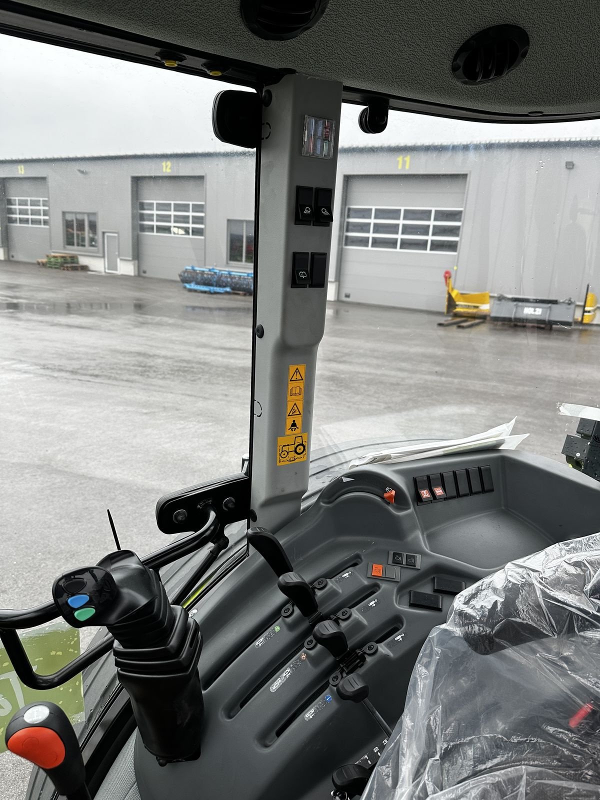 Traktor des Typs CLAAS Elios 210 (Kabine mit Glasdach), Neumaschine in Grund (Bild 16)