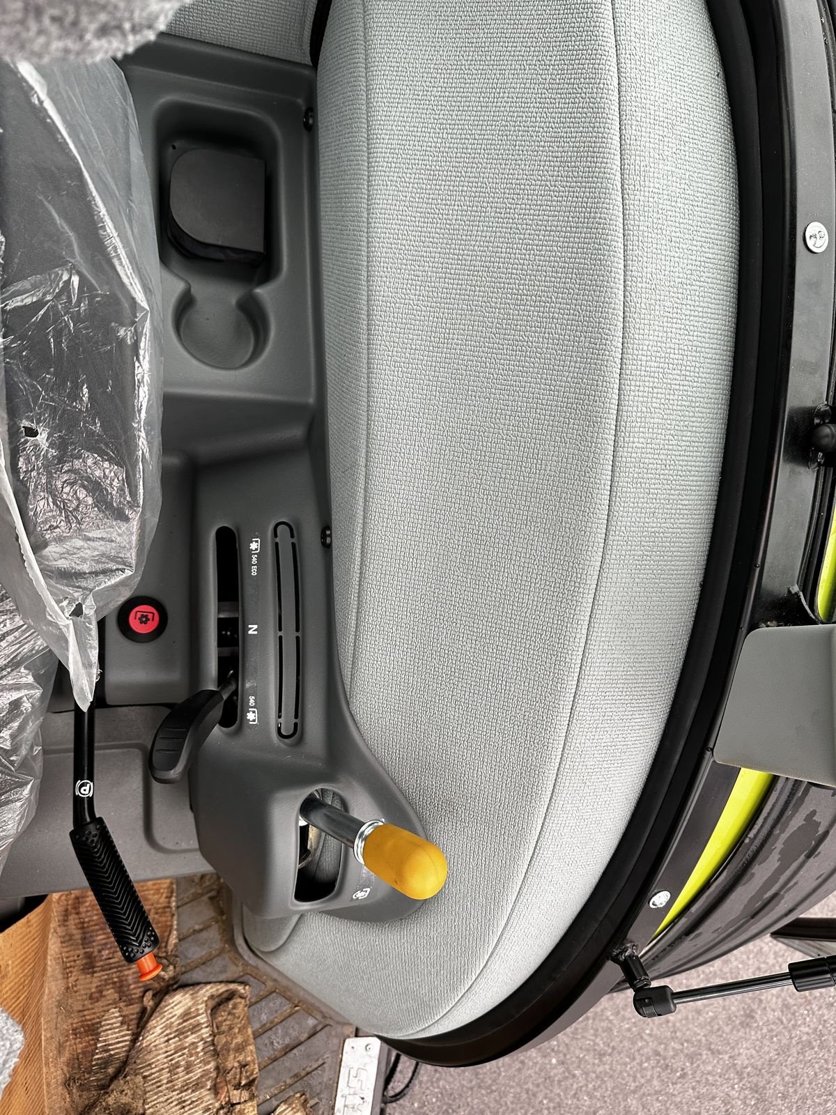 Traktor des Typs CLAAS Elios 210 (Kabine mit Glasdach), Neumaschine in Grund (Bild 20)