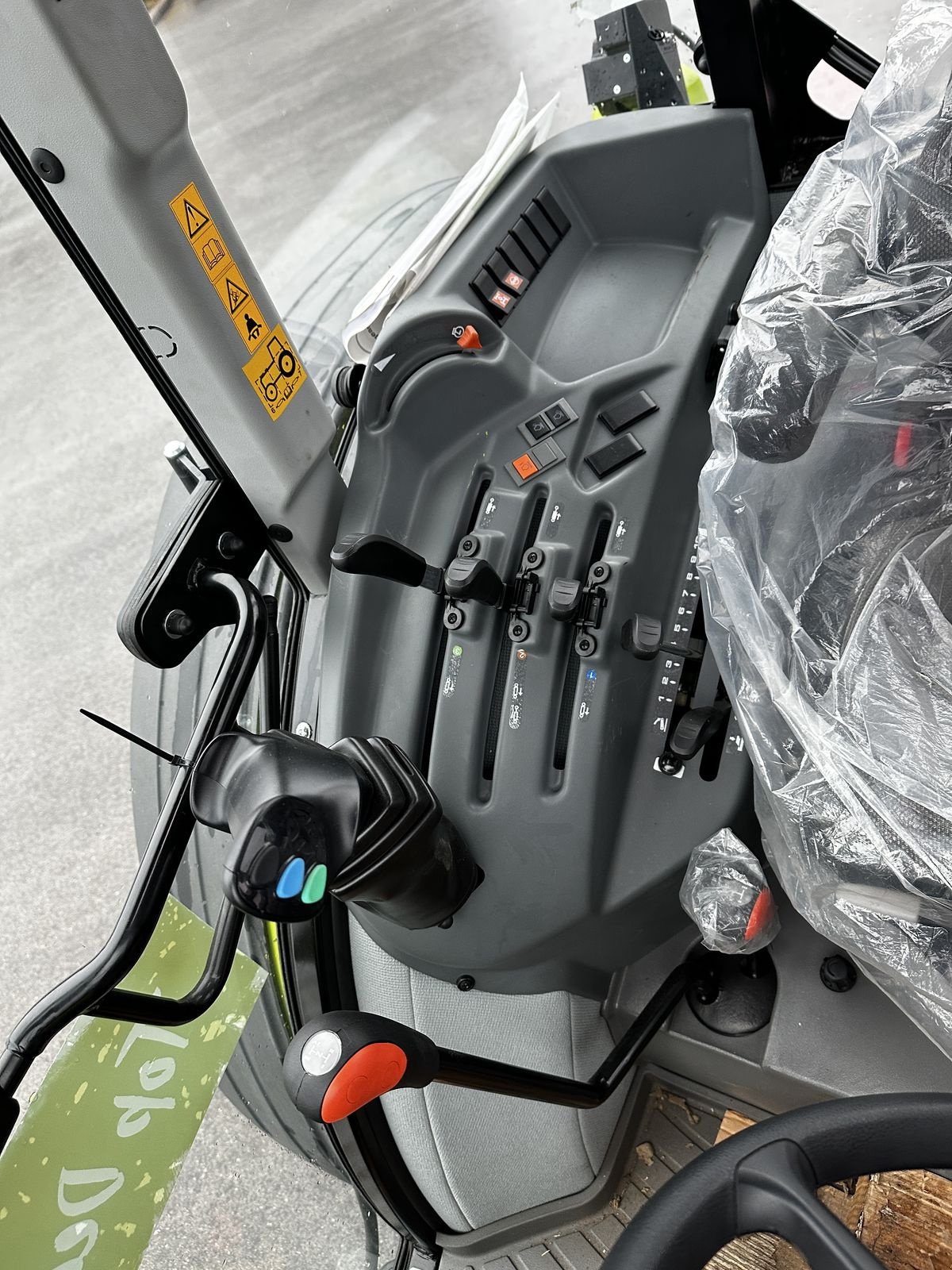 Traktor des Typs CLAAS Elios 210 (Kabine mit Glasdach), Neumaschine in Grund (Bild 15)