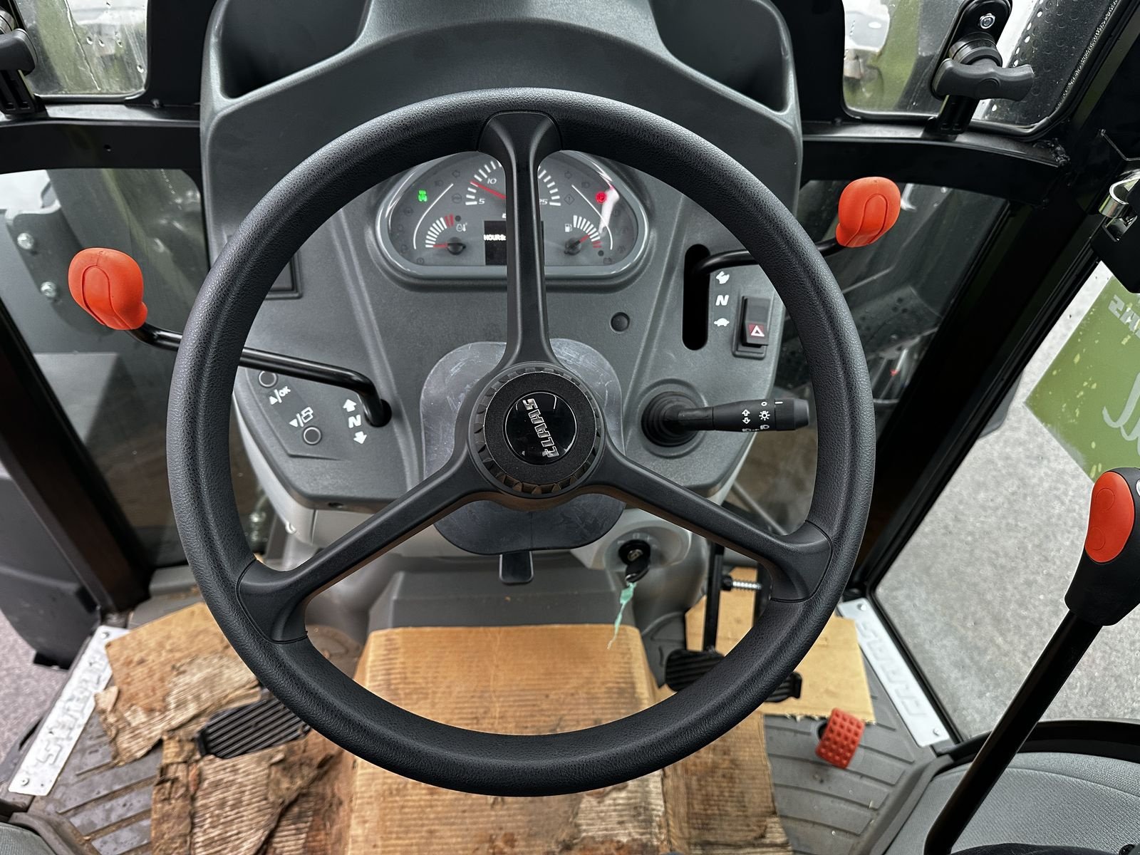 Traktor des Typs CLAAS Elios 210 (Kabine mit Glasdach), Neumaschine in Grund (Bild 17)