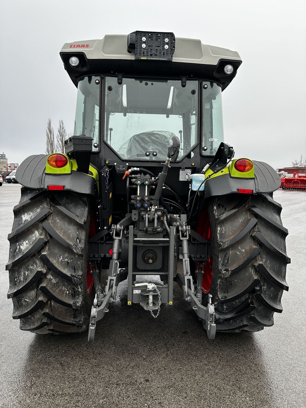 Traktor des Typs CLAAS Elios 210 (Kabine mit Glasdach), Neumaschine in Grund (Bild 7)