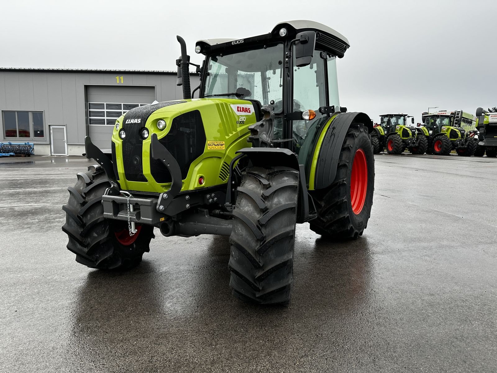 Traktor des Typs CLAAS Elios 210 (Kabine mit Glasdach), Neumaschine in Grund (Bild 2)