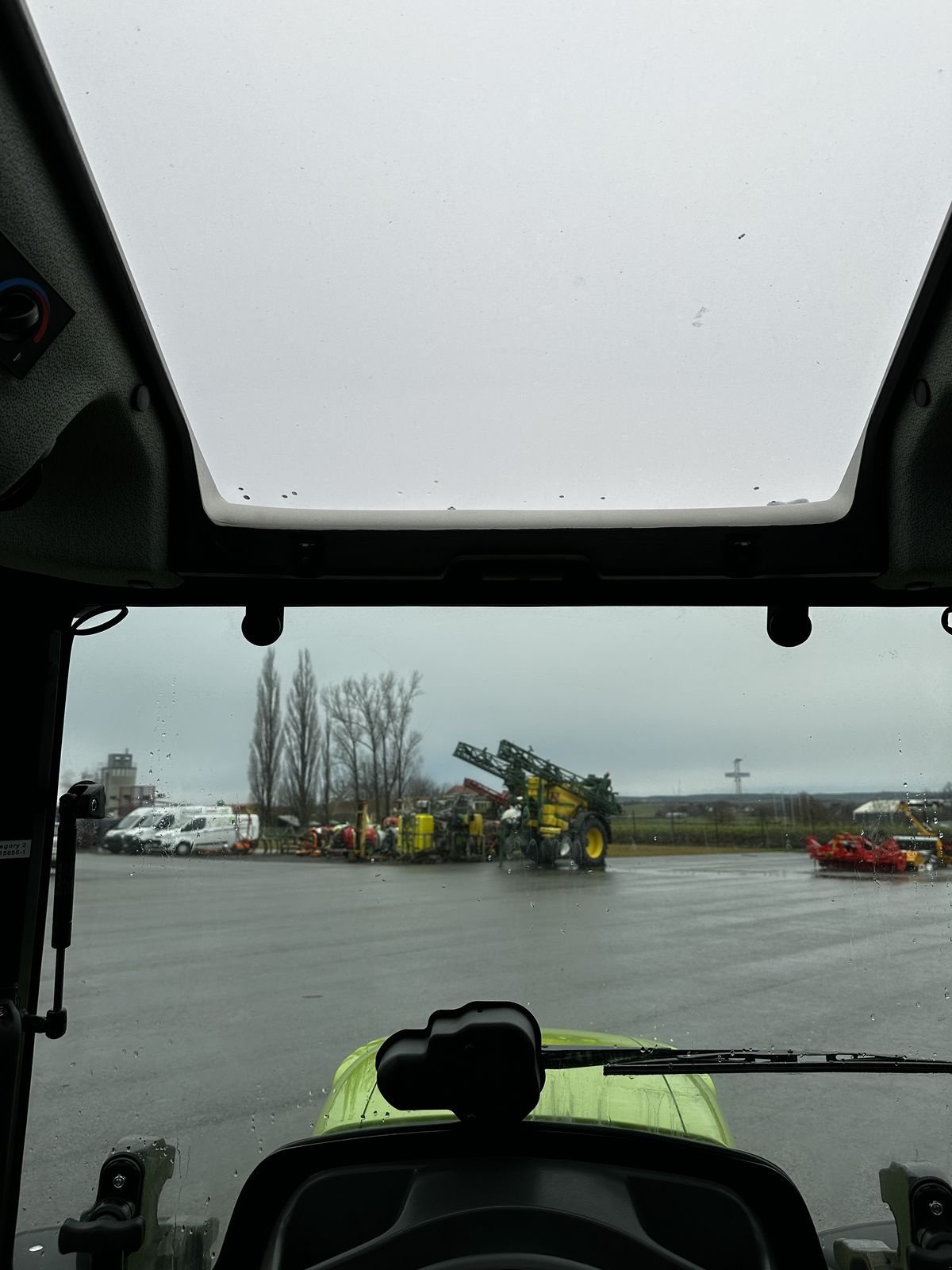 Traktor des Typs CLAAS Elios 210 (Kabine mit Glasdach), Neumaschine in Grund (Bild 19)