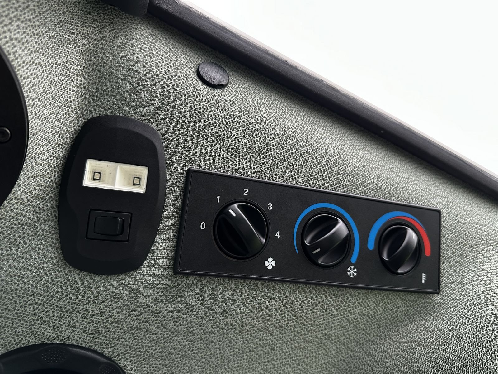 Traktor des Typs CLAAS Elios 210 (Kabine mit Glasdach), Neumaschine in Grund (Bild 22)