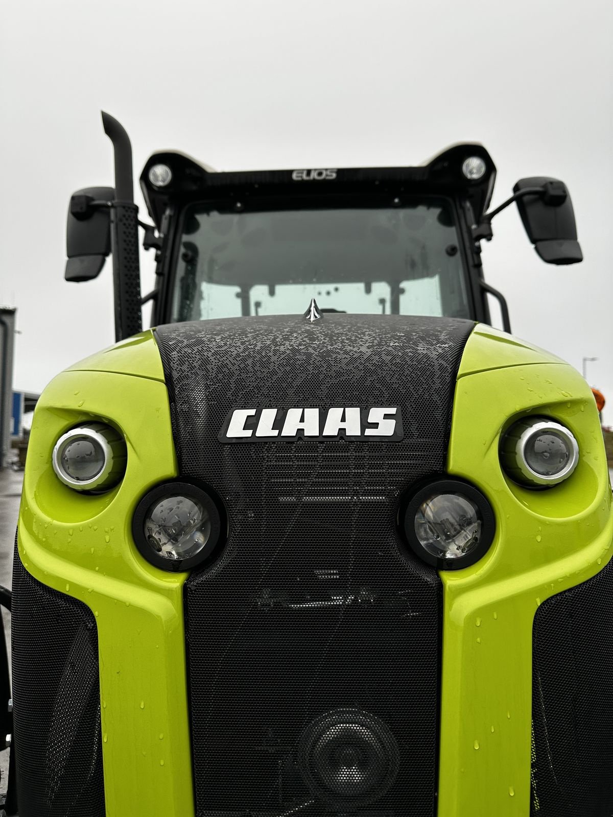 Traktor des Typs CLAAS Elios 210 (Kabine mit Glasdach), Neumaschine in Grund (Bild 4)