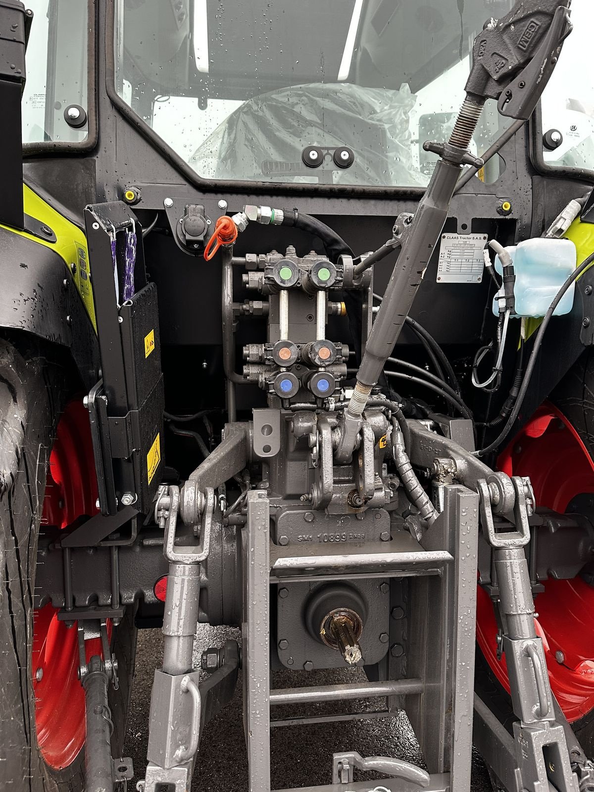 Traktor des Typs CLAAS Elios 210 (Kabine mit Glasdach), Neumaschine in Grund (Bild 8)