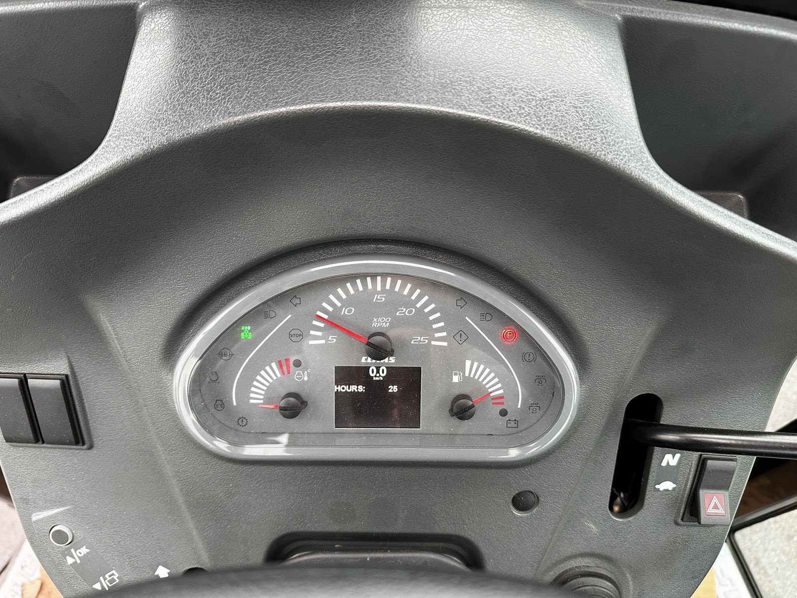 Traktor des Typs CLAAS Elios 210 (Kabine mit Glasdach), Neumaschine in Grund (Bild 21)