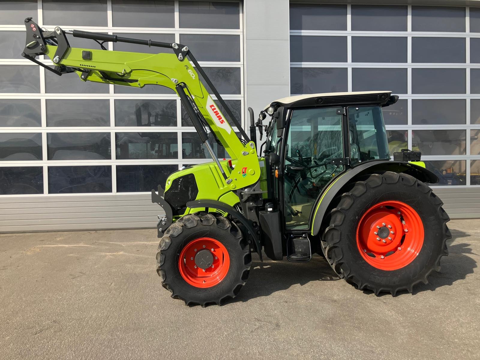 Traktor des Typs CLAAS Elios 210, Neumaschine in Ruhstorf  (Bild 2)