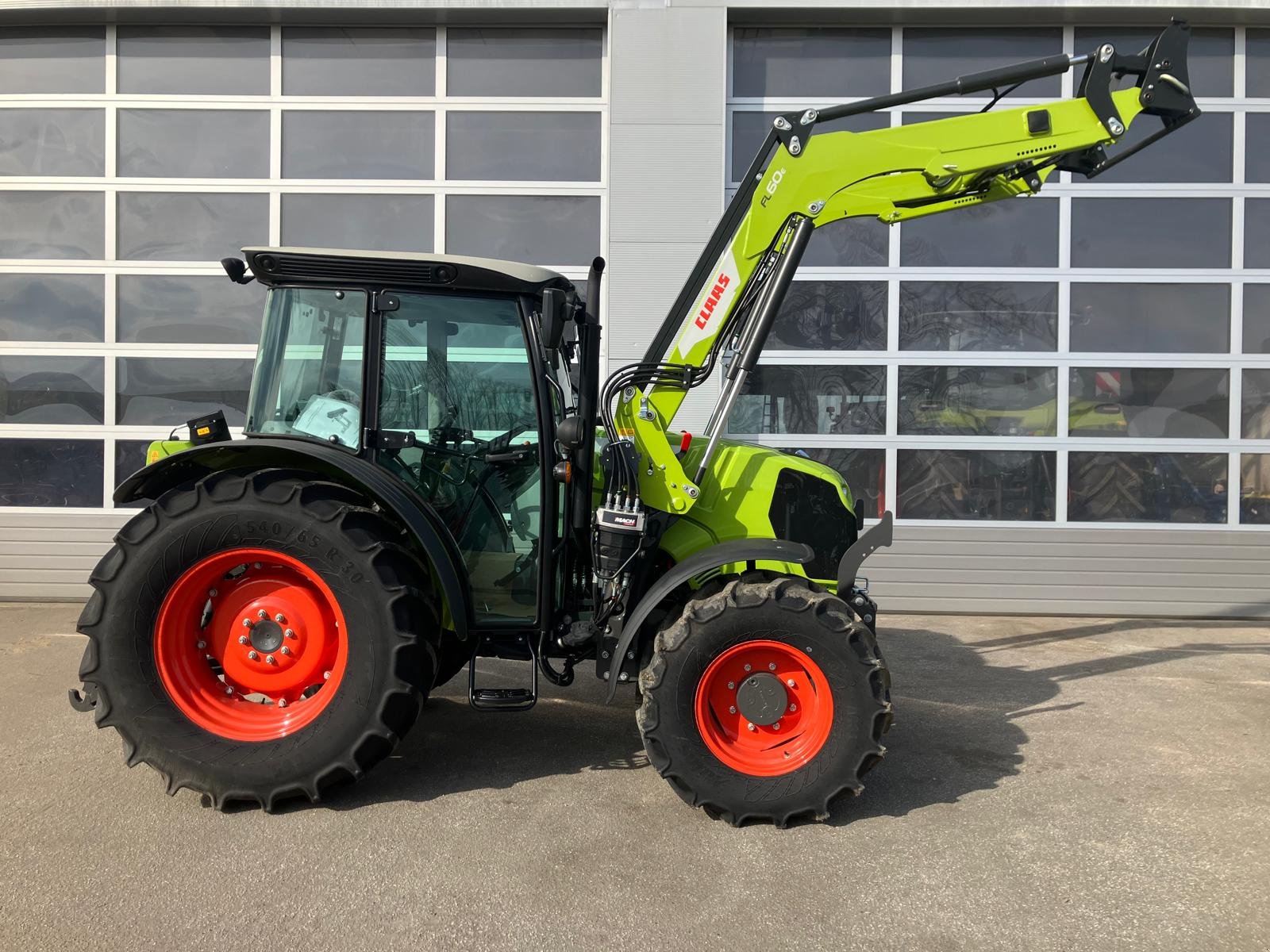 Traktor des Typs CLAAS Elios 210, Neumaschine in Ruhstorf  (Bild 3)
