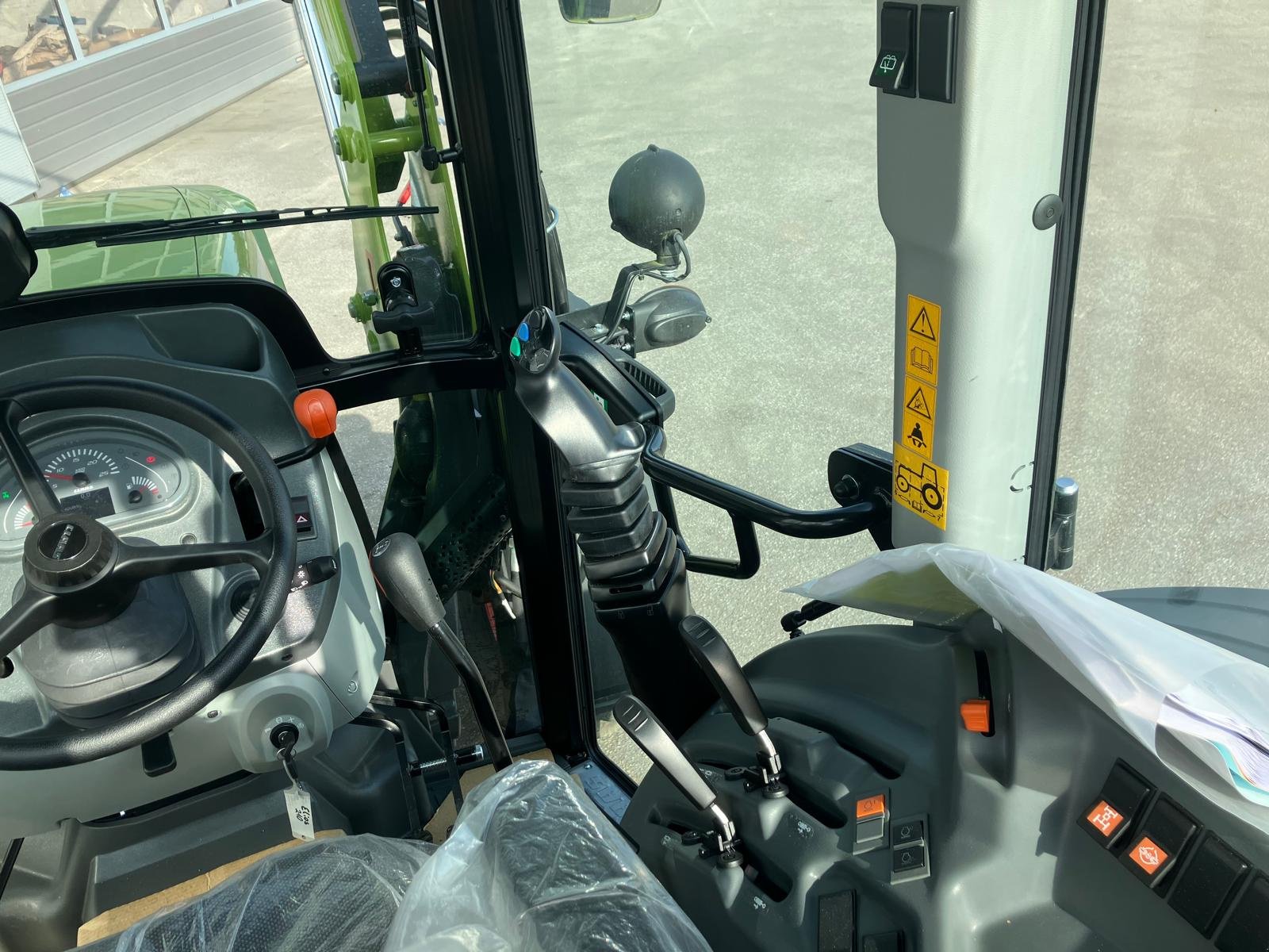 Traktor des Typs CLAAS Elios 210, Neumaschine in Ruhstorf  (Bild 8)