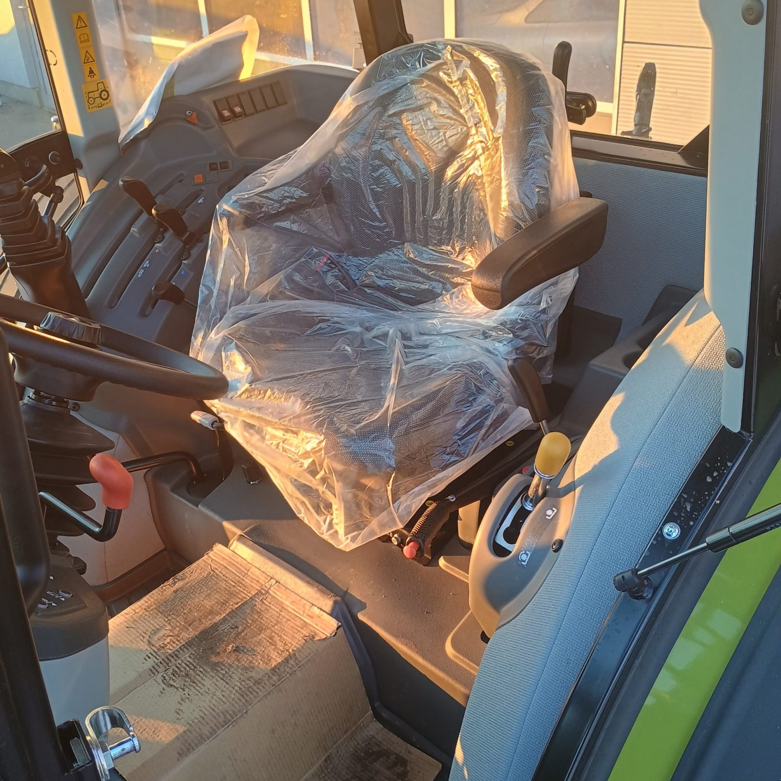 Traktor des Typs CLAAS Elios 210, Neumaschine in Ruhstorf  (Bild 11)