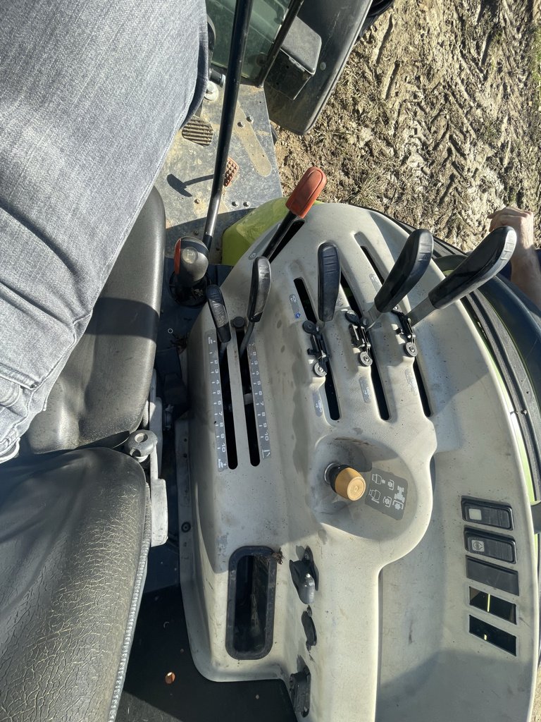 Traktor du type CLAAS ELIOS 230, Gebrauchtmaschine en UZERCHE (Photo 6)