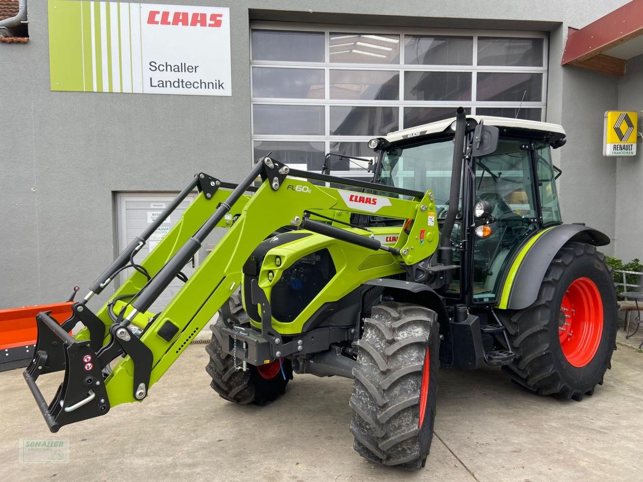 Traktor des Typs CLAAS Elios 320 m. FL, neues Kompakt-Modell, ab Lager verfügbar, Neumaschine in Geiselhöring (Bild 2)