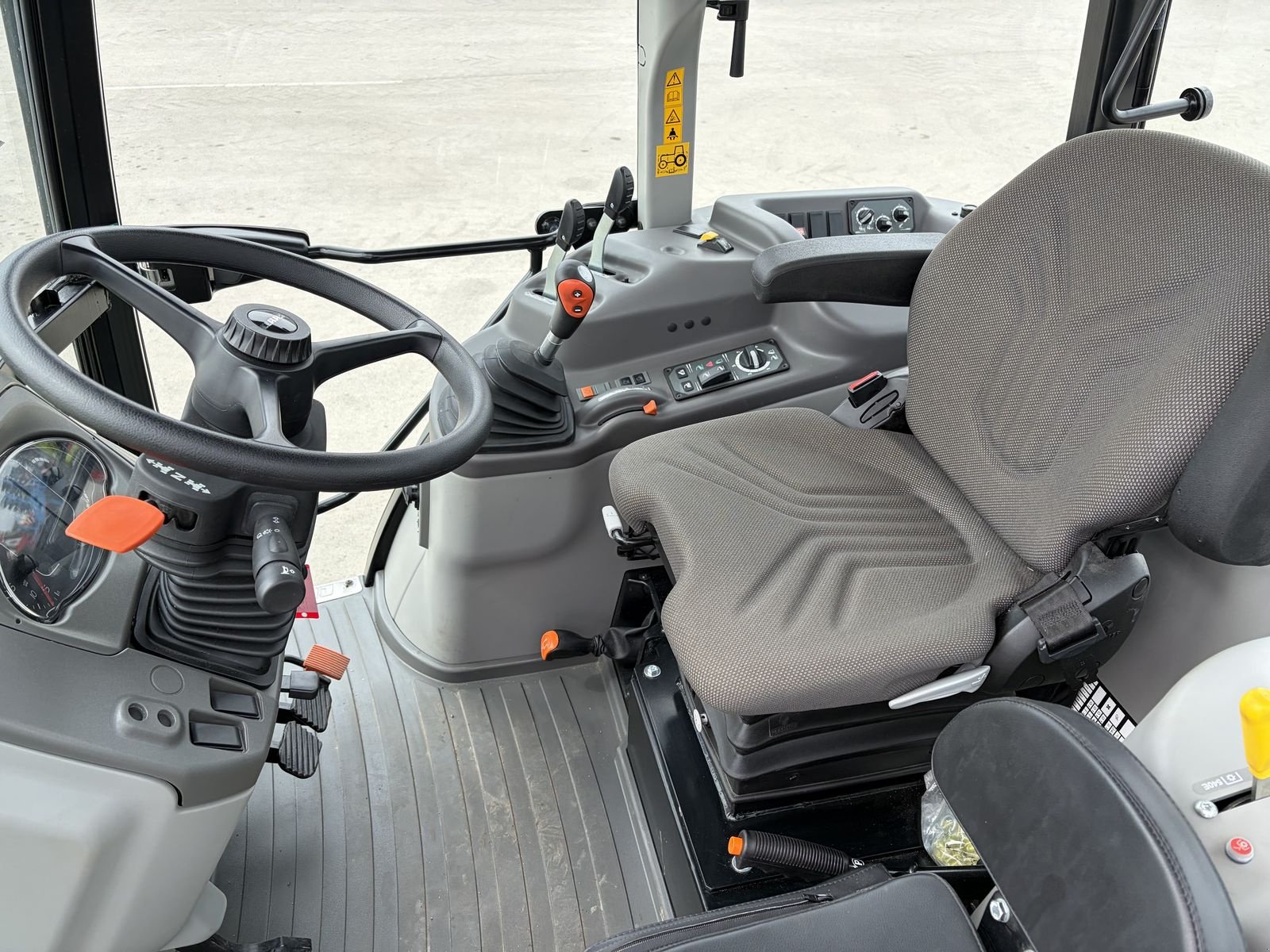 Traktor Türe ait CLAAS Elios 320, Vorführmaschine içinde Grund (resim 15)