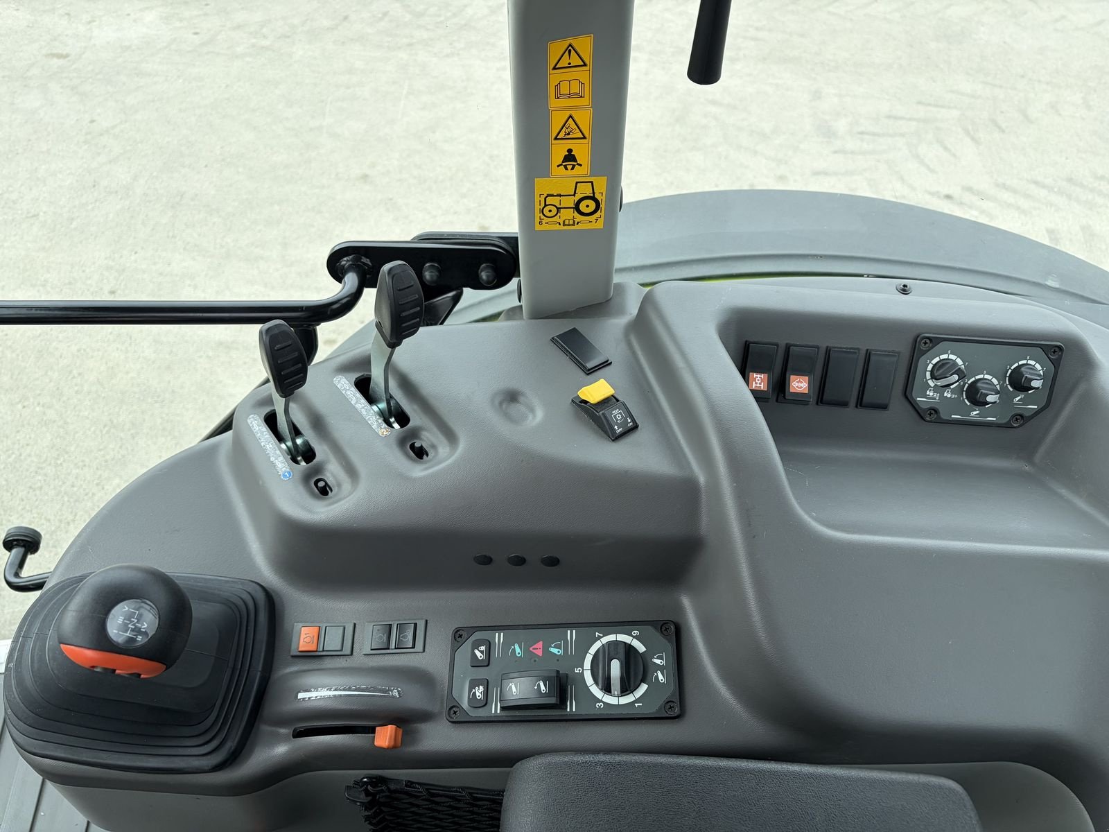 Traktor Türe ait CLAAS Elios 320, Vorführmaschine içinde Grund (resim 17)