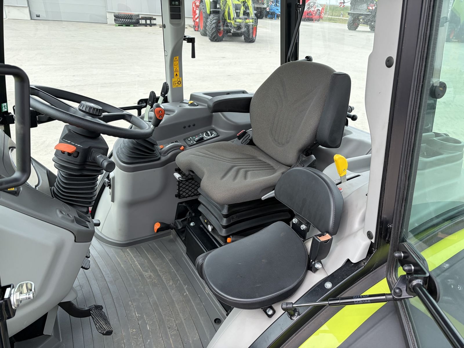 Traktor Türe ait CLAAS Elios 320, Vorführmaschine içinde Grund (resim 12)