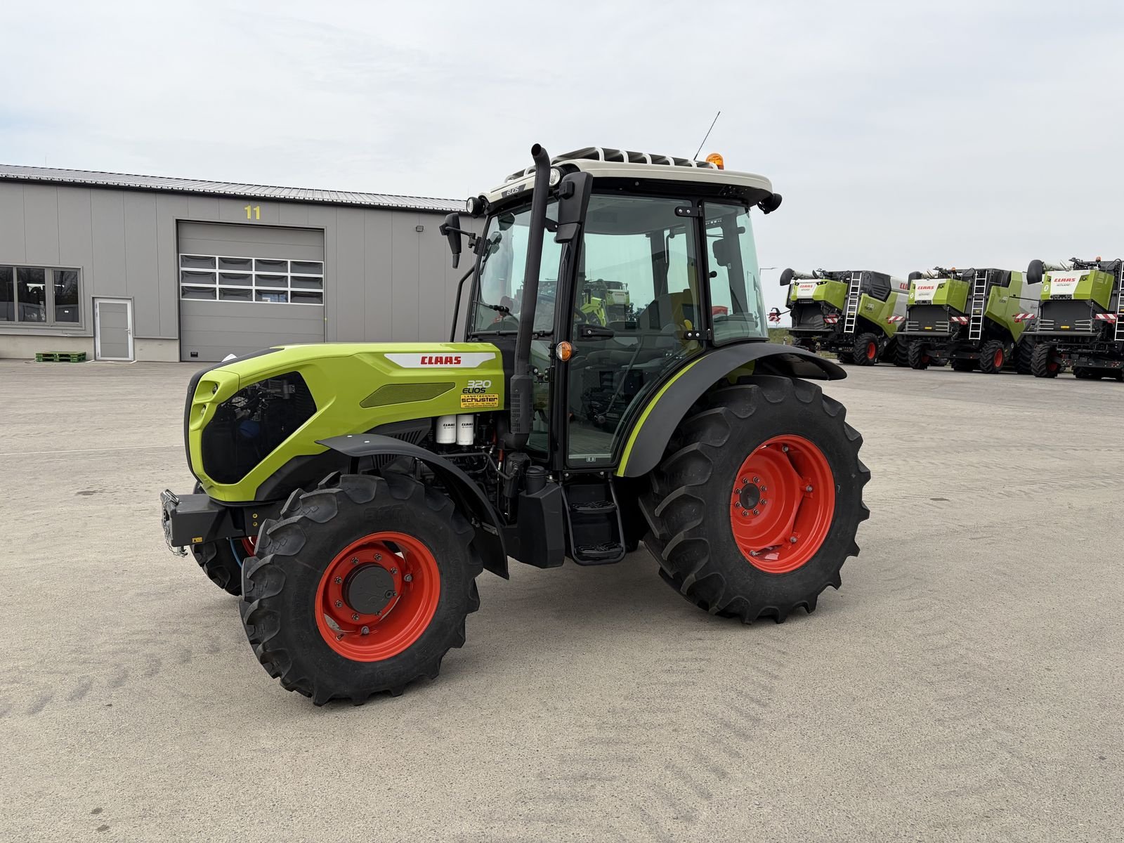 Traktor Türe ait CLAAS Elios 320, Vorführmaschine içinde Grund (resim 1)