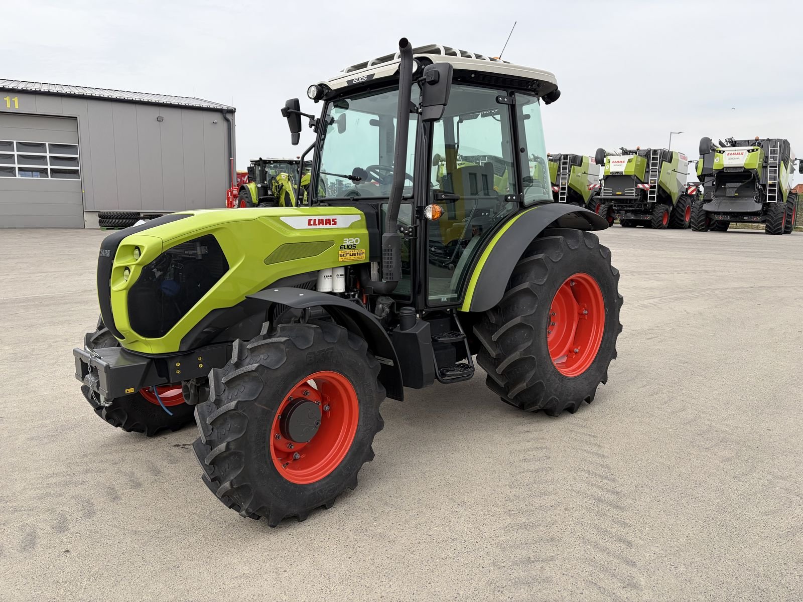 Traktor Türe ait CLAAS Elios 320, Vorführmaschine içinde Grund (resim 2)