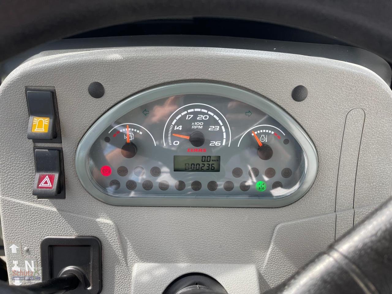 Traktor del tipo CLAAS Nexos 210, neuwertig, mit Frontlader und Frontzapfwelle, 236 Betriebsstunden, Gebrauchtmaschine In Schierling (Immagine 17)