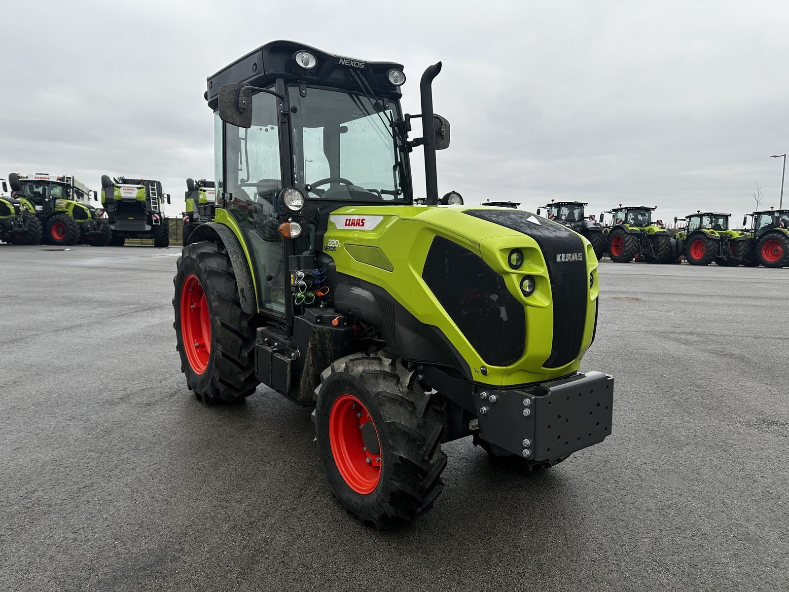 Traktor des Typs CLAAS Nexos 220 S Comfort, Neumaschine in Grund (Bild 12)