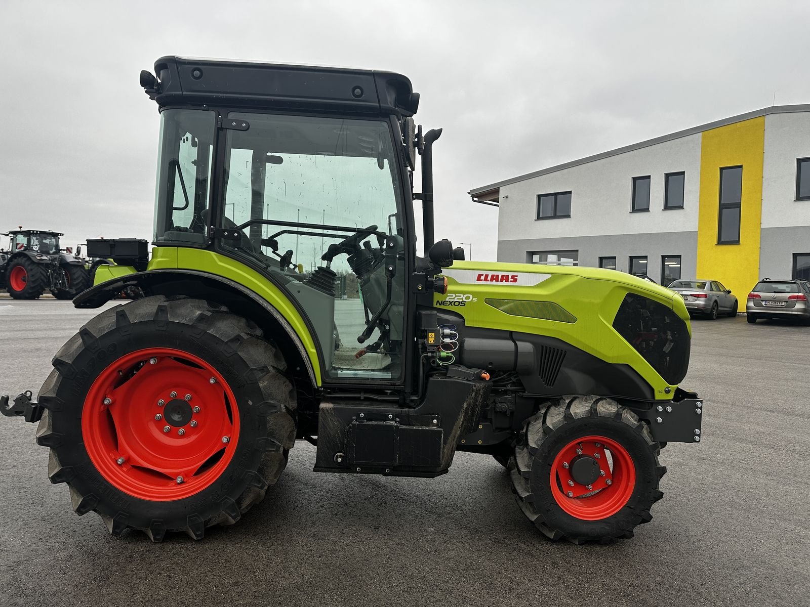 Traktor des Typs CLAAS Nexos 220 S Comfort, Neumaschine in Grund (Bild 14)