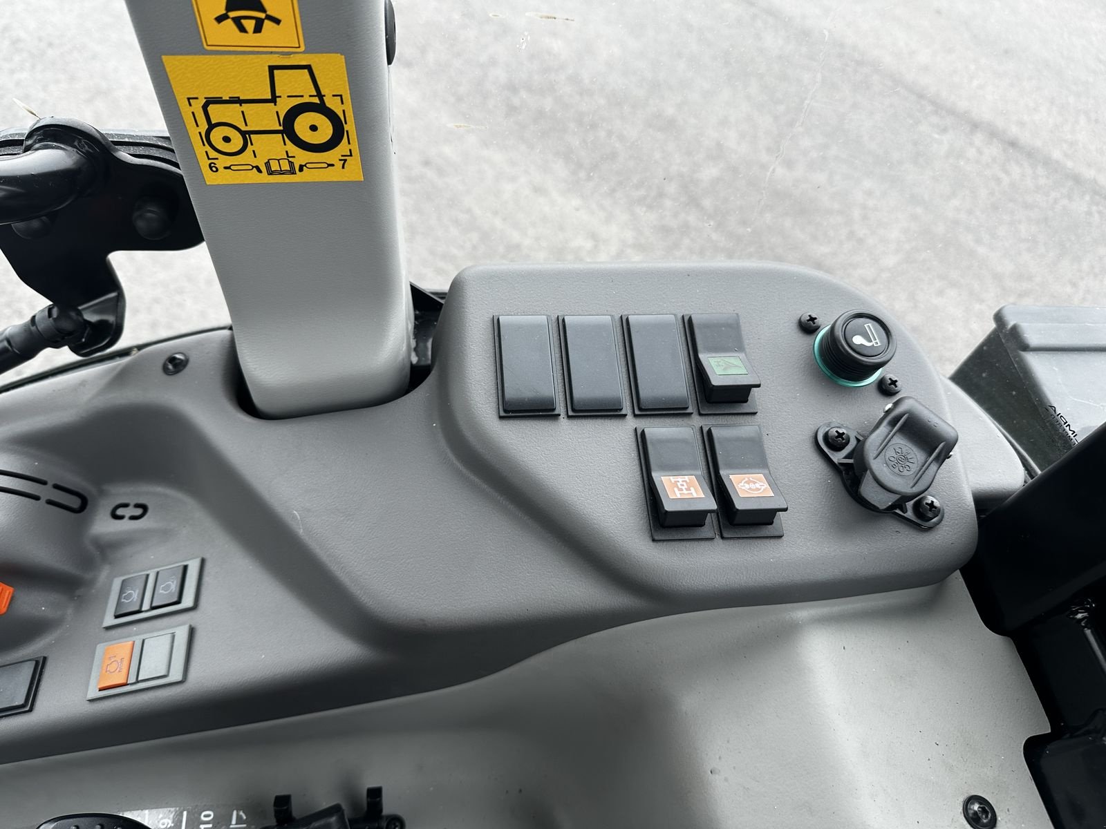 Traktor des Typs CLAAS Nexos 220 S Comfort, Neumaschine in Grund (Bild 7)