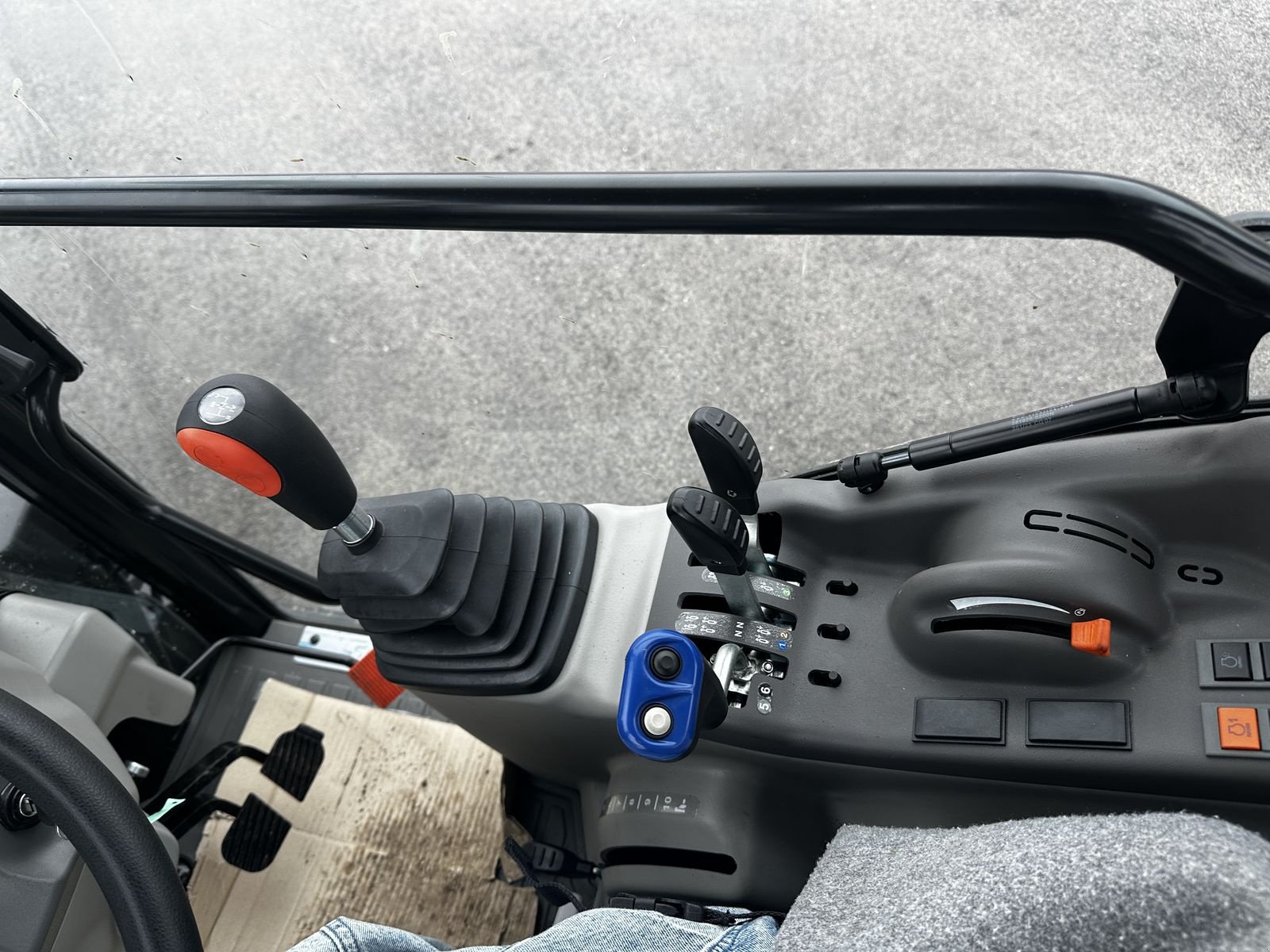 Traktor des Typs CLAAS Nexos 220 S Comfort, Neumaschine in Grund (Bild 3)