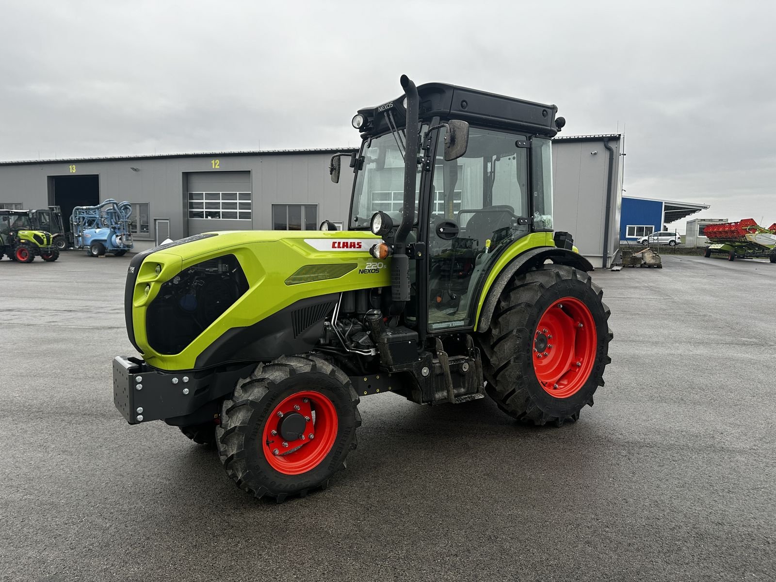 Traktor des Typs CLAAS Nexos 220 S Comfort, Neumaschine in Grund (Bild 9)