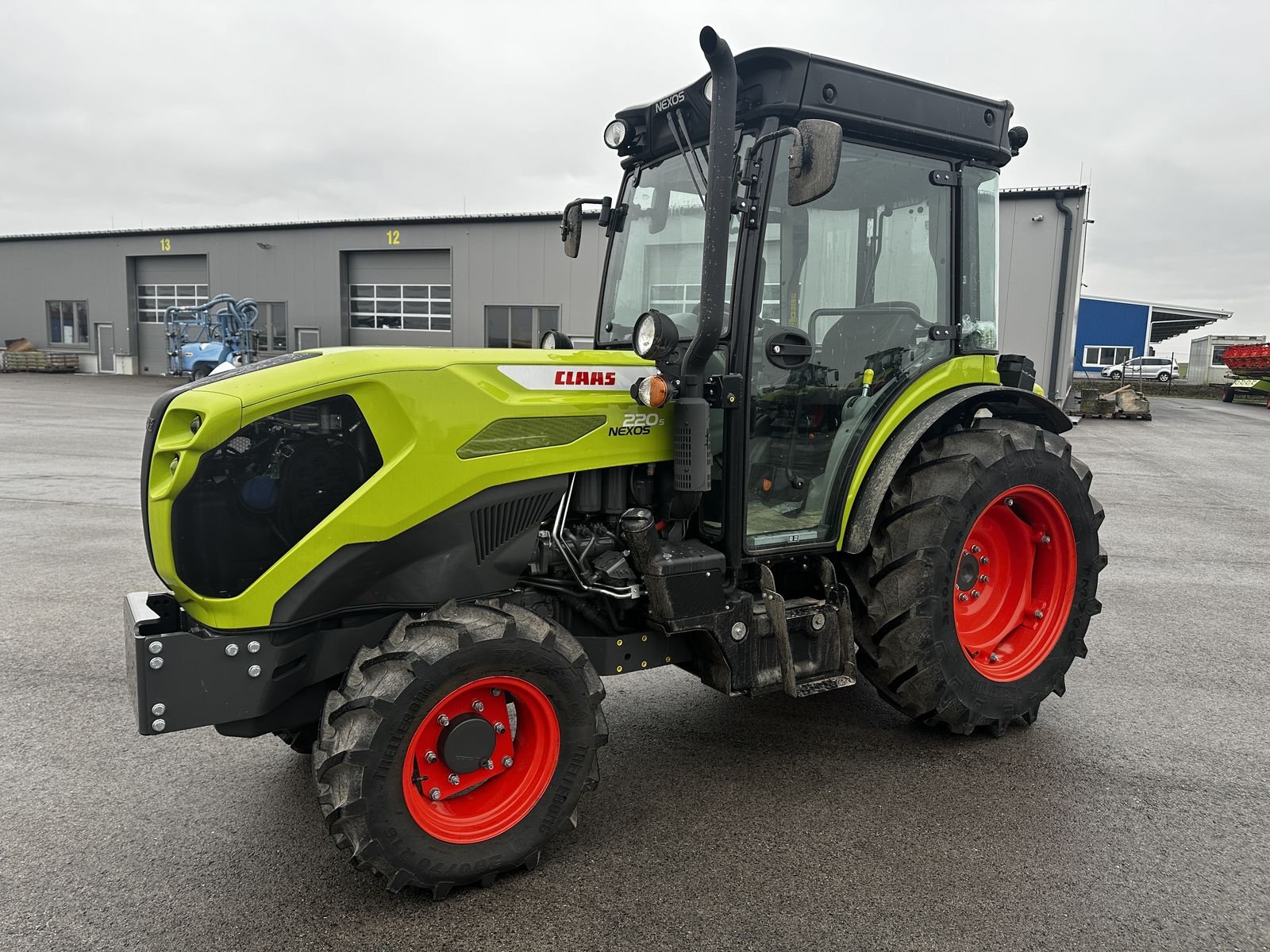 Traktor des Typs CLAAS Nexos 220 S Comfort, Neumaschine in Grund (Bild 20)