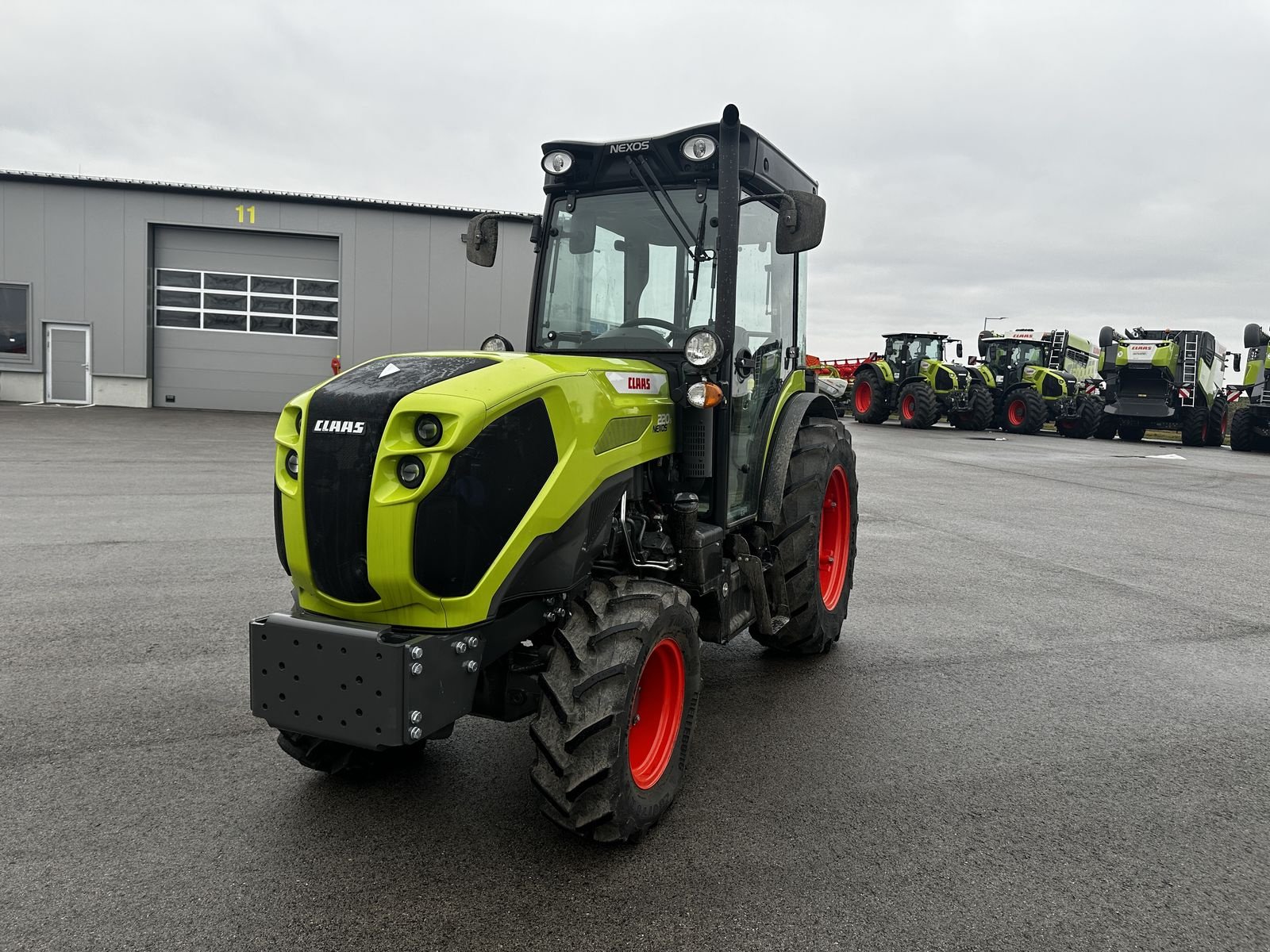 Traktor des Typs CLAAS Nexos 220 S Comfort, Neumaschine in Grund (Bild 10)
