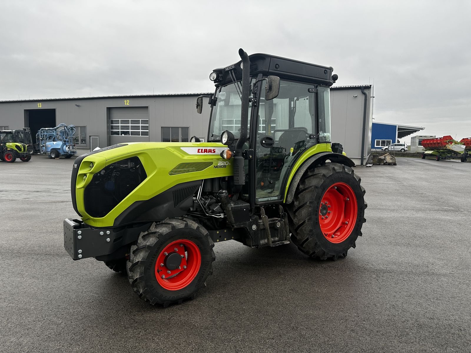 Traktor des Typs CLAAS Nexos 220 S Comfort, Neumaschine in Grund (Bild 1)