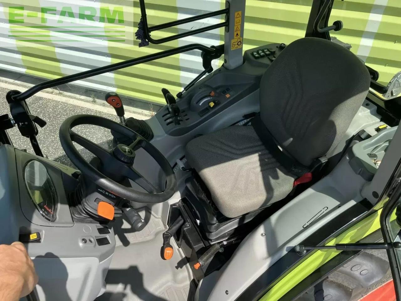 Traktor типа CLAAS nexos 220 s, Gebrauchtmaschine в AILLAS (33 - GIRONDE) (Фотография 9)