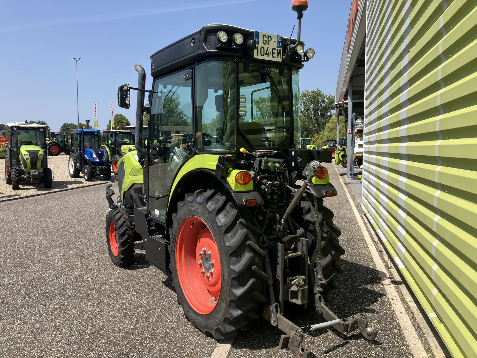 Traktor of the type CLAAS NEXOS 220 S, Gebrauchtmaschine in AILLAS (Picture 4)