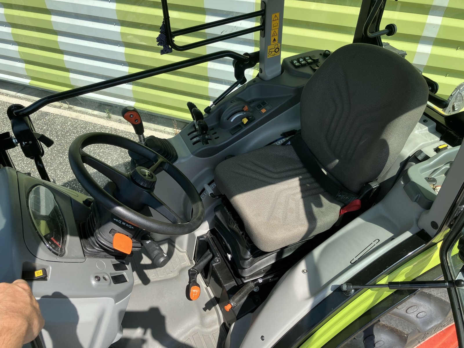 Traktor of the type CLAAS NEXOS 220 S, Gebrauchtmaschine in AILLAS (Picture 9)