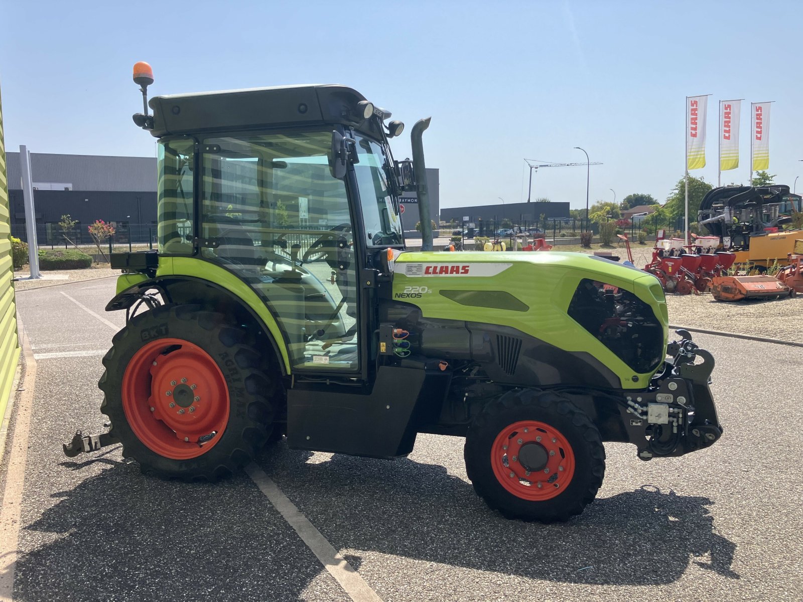 Traktor of the type CLAAS NEXOS 220 S, Gebrauchtmaschine in AILLAS (Picture 7)