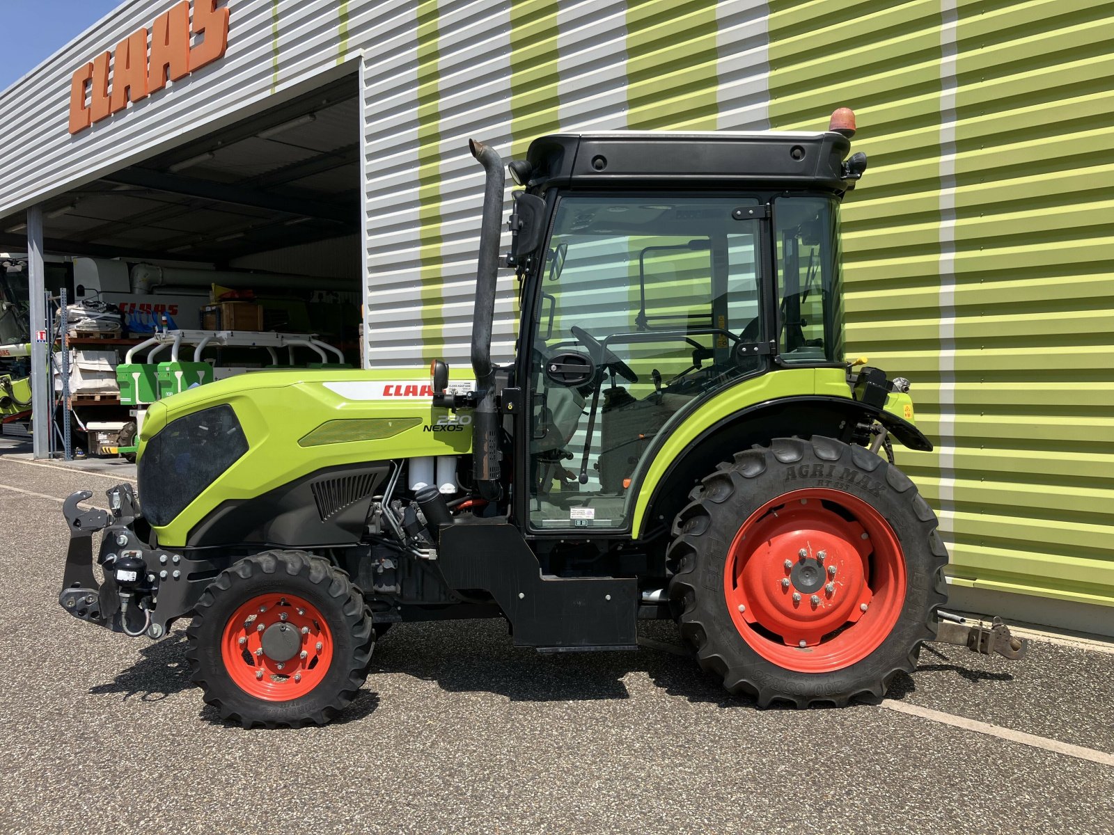 Traktor of the type CLAAS NEXOS 220 S, Gebrauchtmaschine in AILLAS (Picture 3)