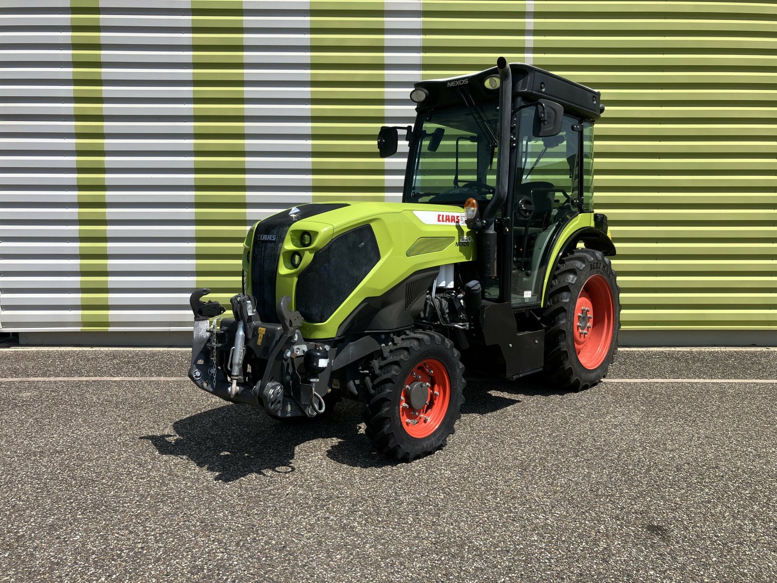 Traktor of the type CLAAS NEXOS 220 S, Gebrauchtmaschine in AILLAS (Picture 2)