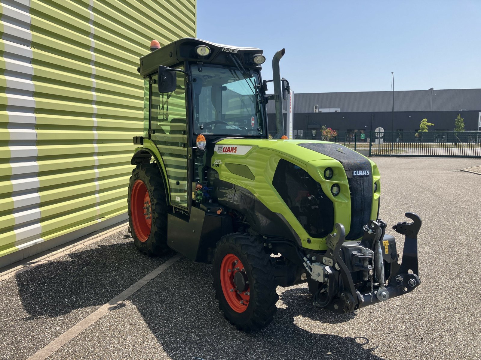 Traktor of the type CLAAS NEXOS 220 S, Gebrauchtmaschine in AILLAS (Picture 8)