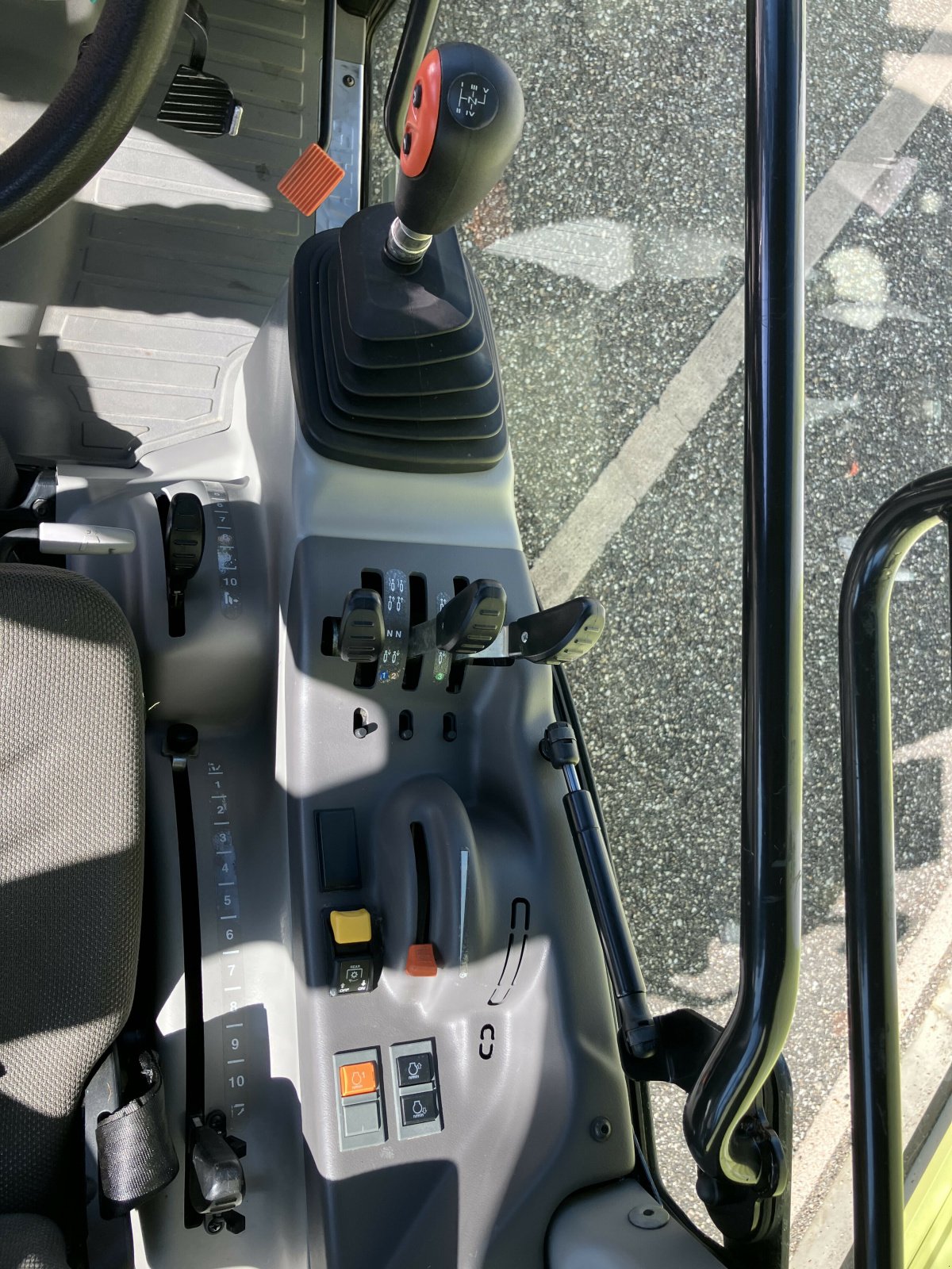 Traktor του τύπου CLAAS NEXOS 220 S, Gebrauchtmaschine σε AILLAS (Φωτογραφία 8)