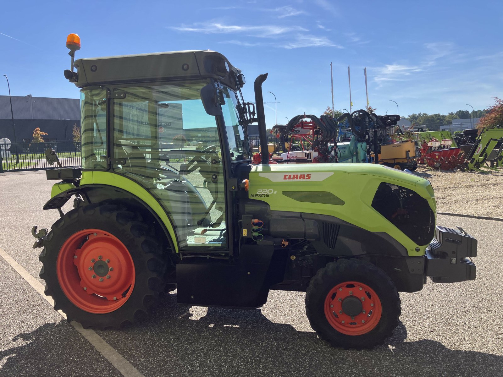 Traktor του τύπου CLAAS NEXOS 220 S, Gebrauchtmaschine σε AILLAS (Φωτογραφία 6)