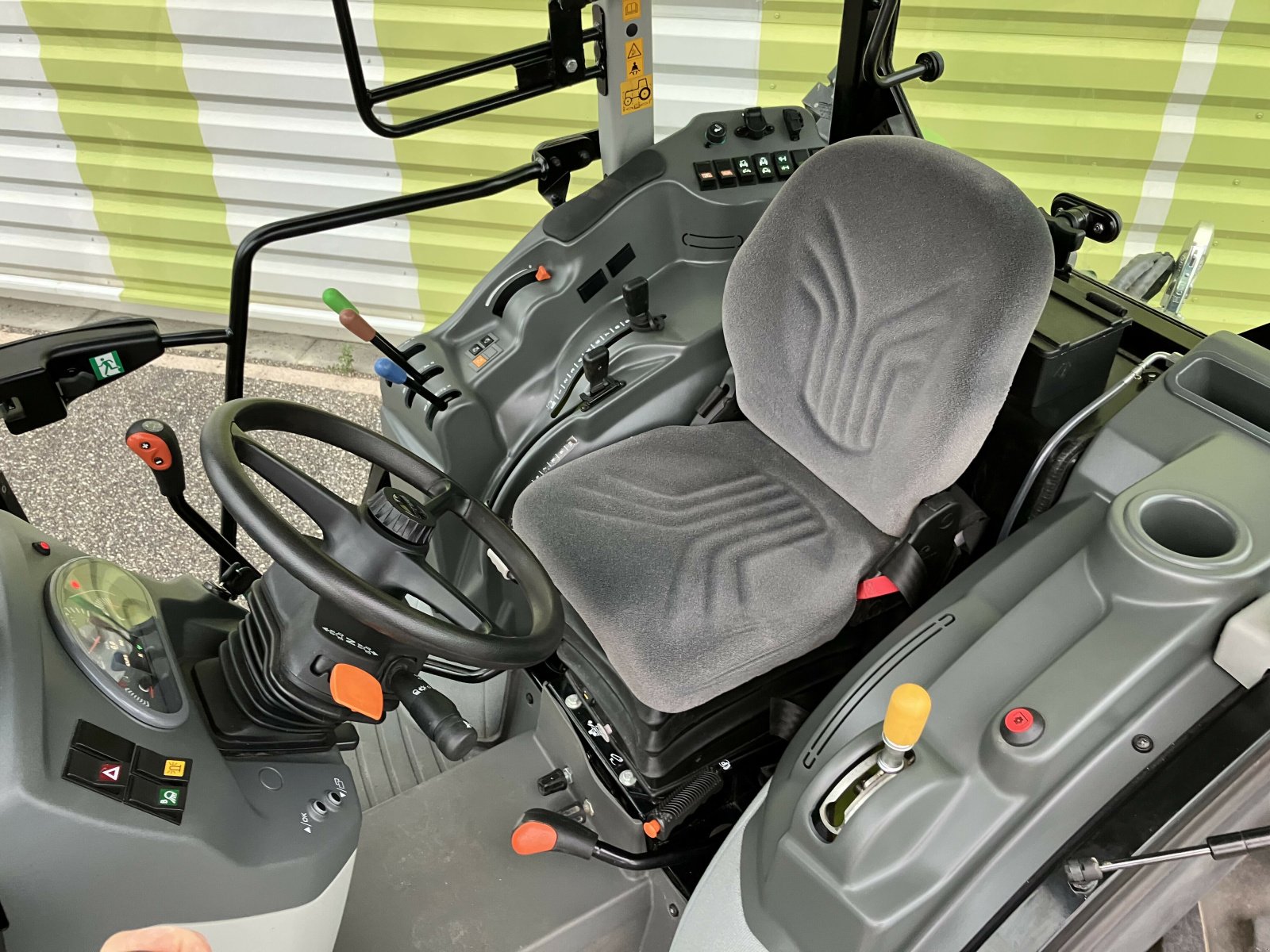 Traktor του τύπου CLAAS NEXOS 220 VL CABINE, Gebrauchtmaschine σε AILLAS (Φωτογραφία 9)